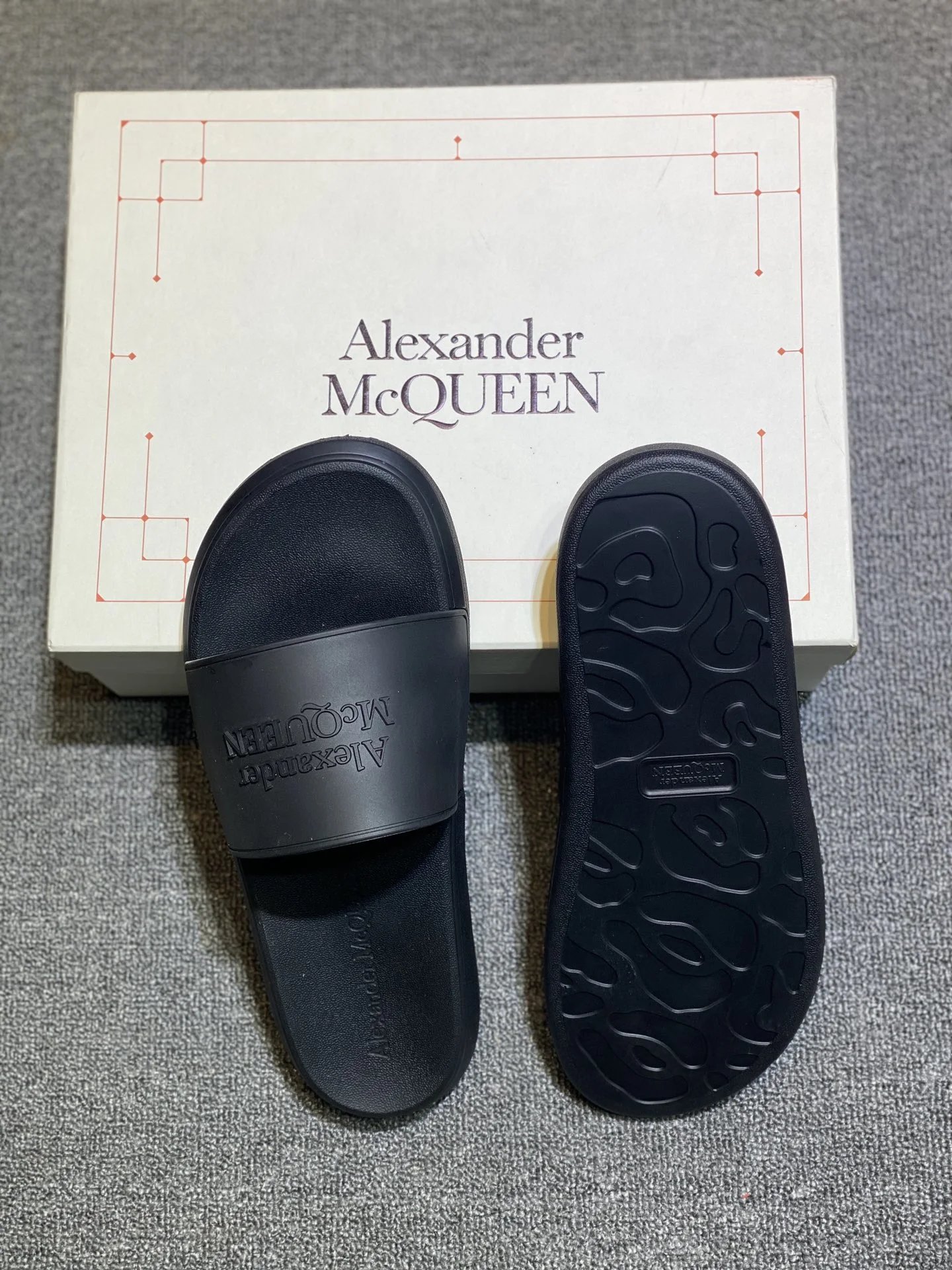 Alexander McQueen Black Logo Rubber Slide Sandals Shoes - Buy at OopBuy